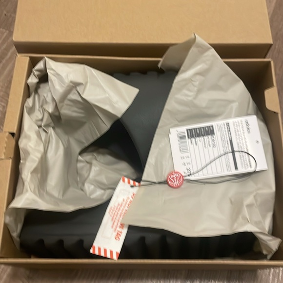 Yeezy slides onyx (size 9us) - Picture 2 of 6